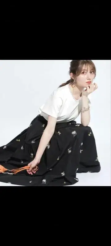 마가렛 자수 스커트