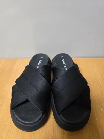 TOMS 블랙 통굽 크로스 스트랩 샌들