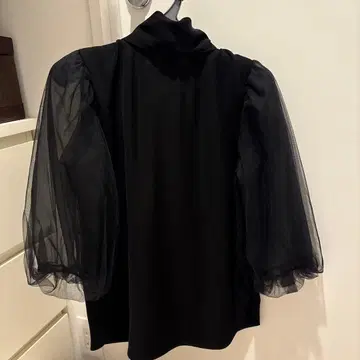 Sov. 블랙 시스루 퍼프 슬리브 하이넥 백리본 상의