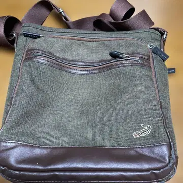 Lacoste 올리브 그린 숄더백