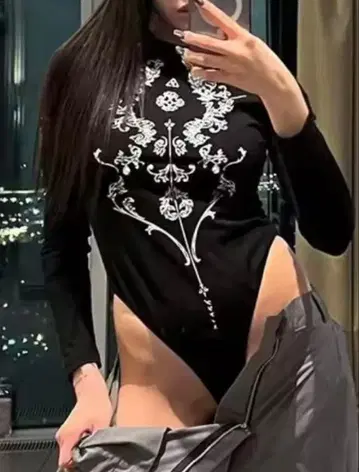 자수 장식 블랙 바디수트