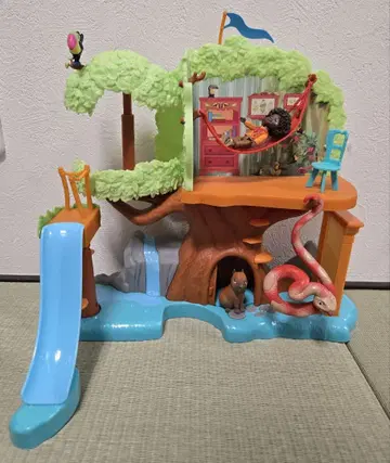 디즈니 미라벨과 마법이 가득한 집 안토니오 마드리갈 트리하우스