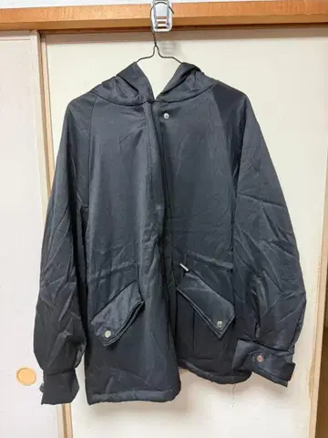 플리스 안감 후드 부착 블랙 점퍼