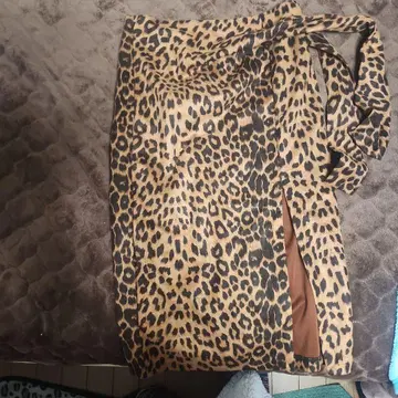 레오파드 무늬 타이트 스커트 사이드 슬릿 포함