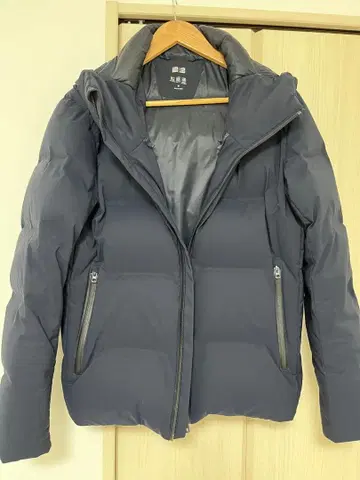 유니클로 다운 자켓 후드 부착 네이비