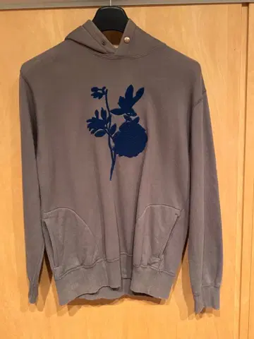 그레이 꽃무늬 자수 후드 부착 후드티