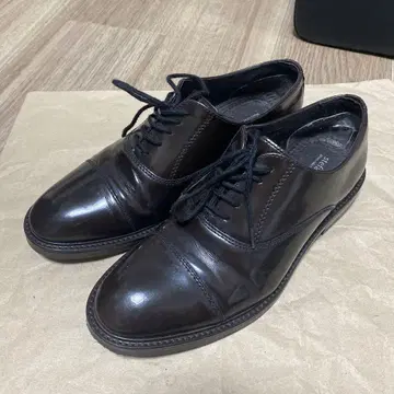 다크 브라운 가죽 신발