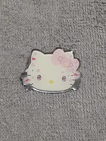 [ 미사용 ] 헬로키티 50주년 기념 핀 배지