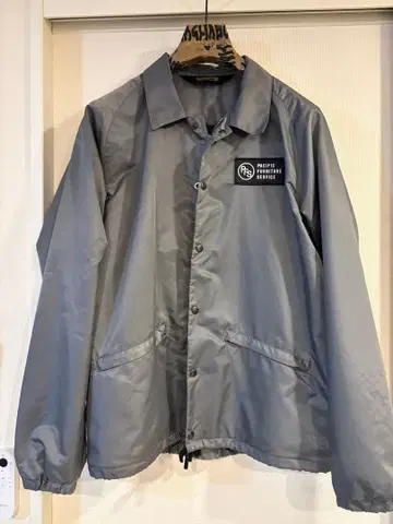 퍼시픽 퍼니처 서비스 자켓