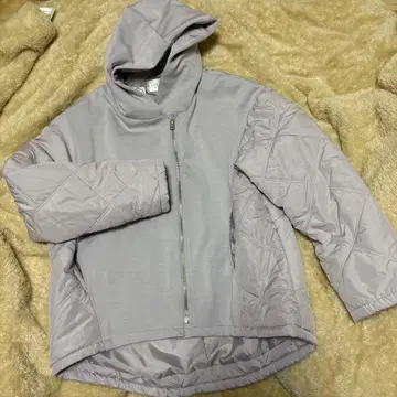 연보라색 후드 부착 다운 자켓