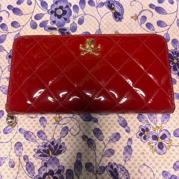 로엔 빨간색 에나멜 퀼팅 장지갑