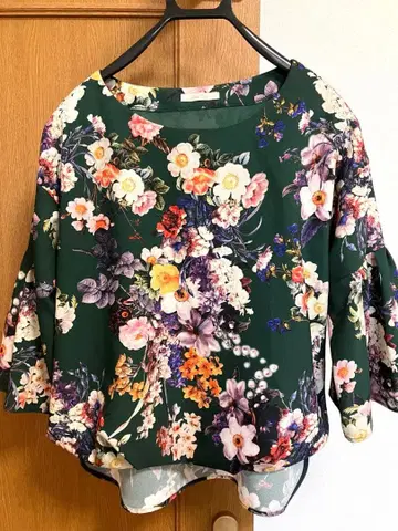 새상품급 로즈 티아라 상의 꽃무늬 니트 블라우스 새상품급 M 사이즈