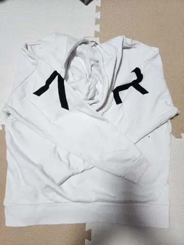 RVCA 화이트 맨투맨 F