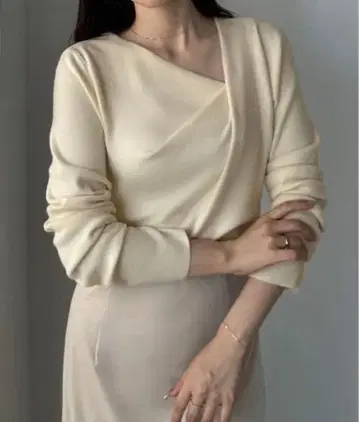 Louere 드레이프 비대칭 넥 니트탑