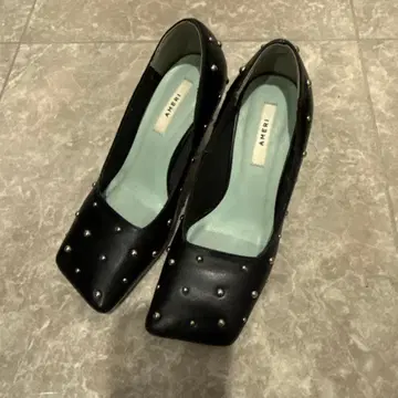 AMERI 스터드 장식 블랙 하이힐