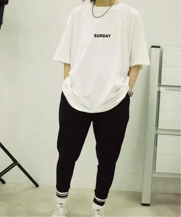 [저널 스탠다드 럭스] SUNDAY 로고 프린트 T셔츠 화이트 x 블랙