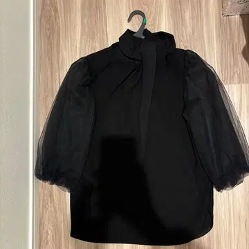 Sov. 보타이 쉬폰 퍼프 슬리브 블라우스 블랙