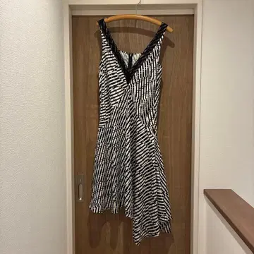 화이트 블랙 스트라이프 도트 슬리브리스 원피스