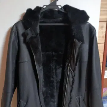 후드 부착 블랙 무스탕 코트