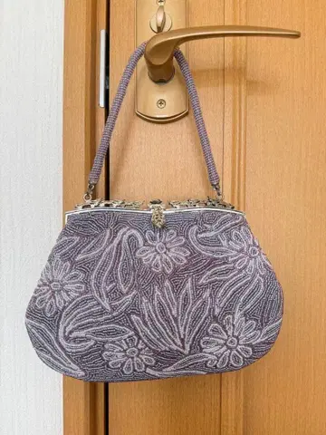 보라색 꽃무늬 자수 비즈 핸드백