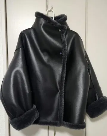 라그나문 무스탕 스탠드 카라 코트 블랙