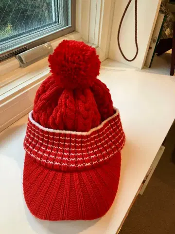 빨간색 폼폼 포함 니트 캡 EST.1981
