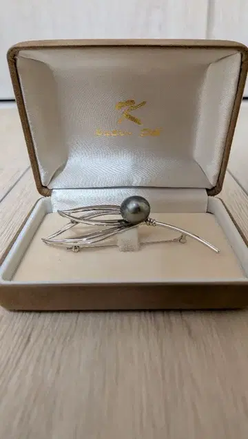 실버 리프 모티브 그레이 펄 브로치 코사지