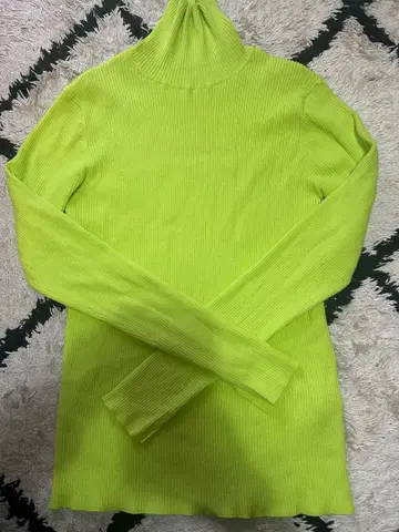 ADAM ET ROPE 라임 그린 터틀넥 니트