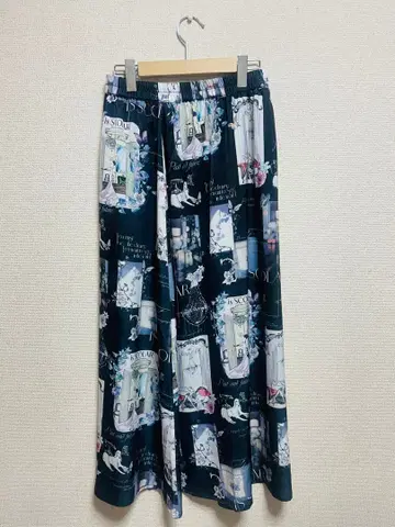 이즈스칼라 플레어 롱 스커트 꽃무늬 아트 프린트 블랙