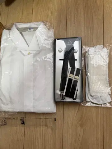 화이트 셔츠와 블랙 서스펜더 세트