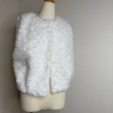 이번 시즌 새상품 쉽스 SHIPS 화이트 퍼 가디건 슬리브리스