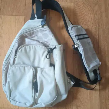 벨루나 라이트 그레이 슬링백 4 포켓