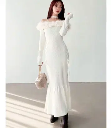 RESEXXY 페이크퍼 트리밍 니트 원피스 아이보리
