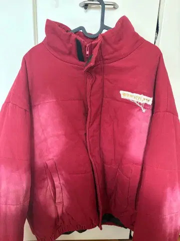 Woodlise 빨간색 M 자수 다운 자켓