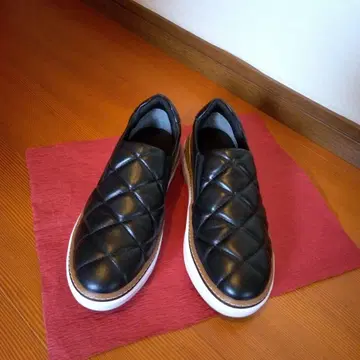 LANTAN 퀼팅 블랙 슬립온