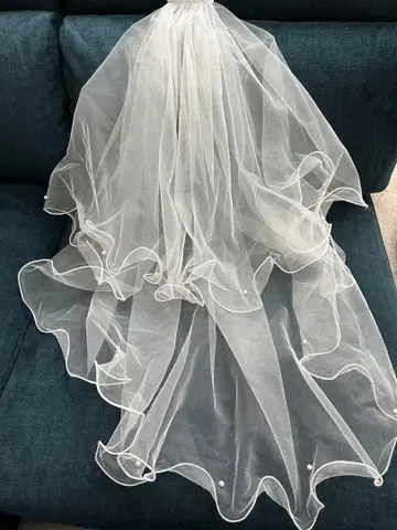 웨딩 베일과 새틴 브라이덜 그로브 세트