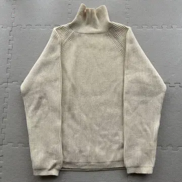 BATONER 바토너 아이보리 리브 하이넥 스웨터