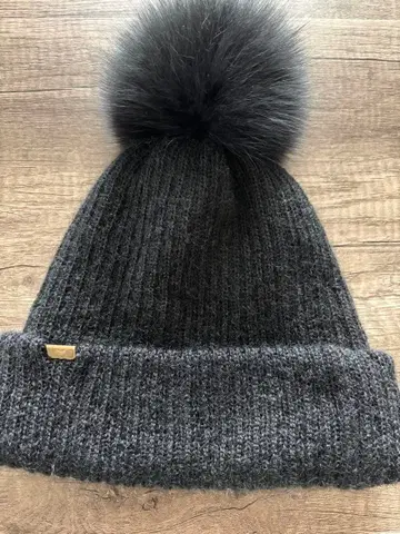 블랙 폼폼 포함 니트 모자