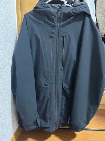 블랙 후드 부착 다운 자켓