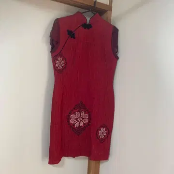 빨간색 자수 원피스