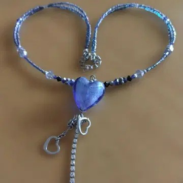 하트형 파란색 목걸이