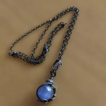 파란색 구체 펜던트 목걸이