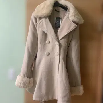 퍼 달린 크림색 롱 코트