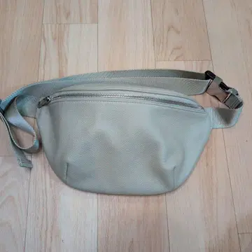 GU 가죽 바디백 베이지