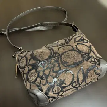 IBIZA 숄더백 브라운 꽃무늬 차임 부착