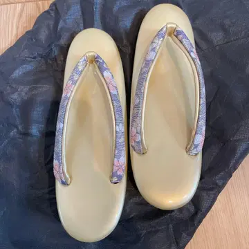 크림색 꽃무늬 하나오 조리