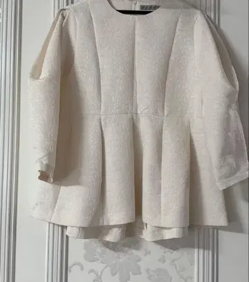 M-premier 플레어 실루엣 상의