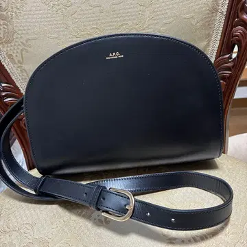 새상품급 A.P.C. 블랙 가죽 숄더백