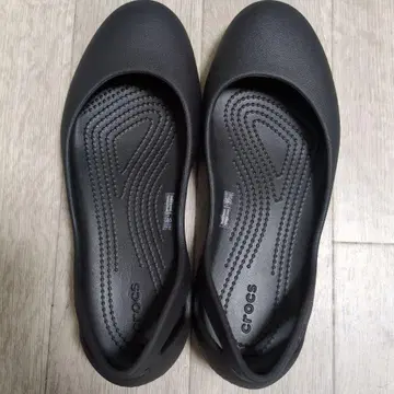 Crocs 블랙 플랫슈즈 W9