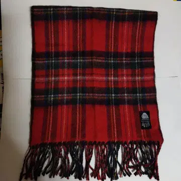 빨간색과 검은색 체크 무늬 울 머플러